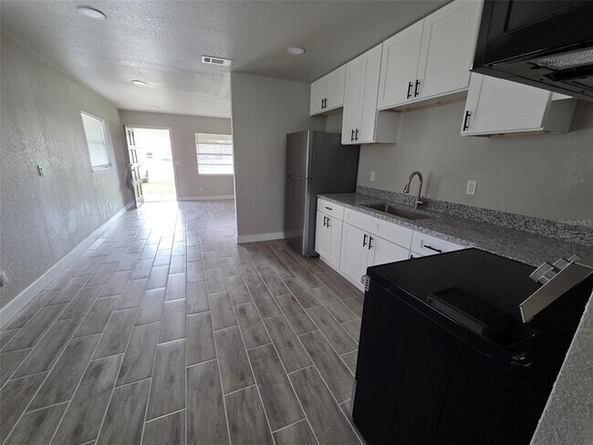 Building Photo - 38300 Henry Dr