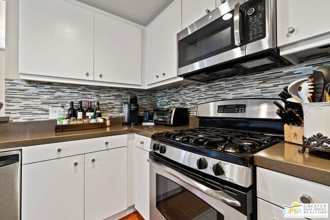 Building Photo - 930 E Palm Canyon Dr