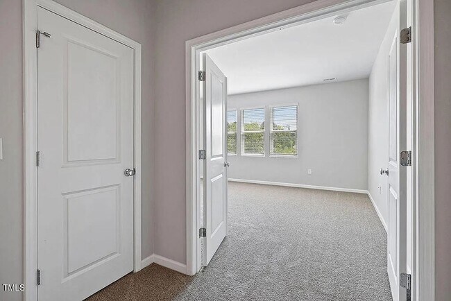 Building Photo - 3 Bedroom Townhome in Clayton