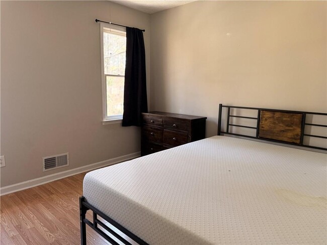 Building Photo - 1424 Shadowbrook Dr