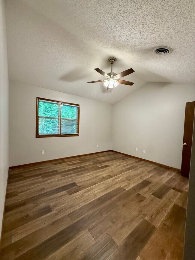Building Photo - 714-716 Republic Dr