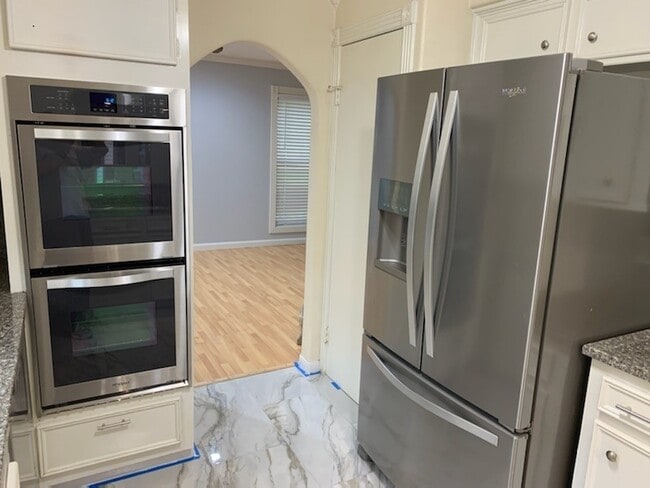 Building Photo - 9705 Westview Dr