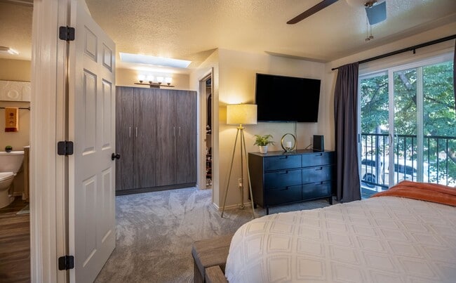 Building Photo - Sleek, Modern SE Boise Townhouse