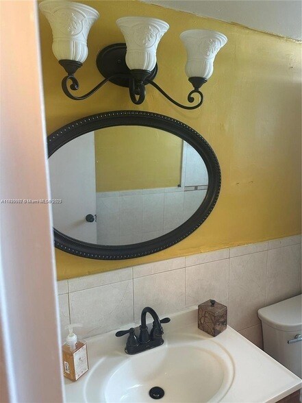 Building Photo - 720 Collins Ave