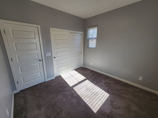 Building Photo - 3 Bedroom Townhome in the Fincher Fields C...