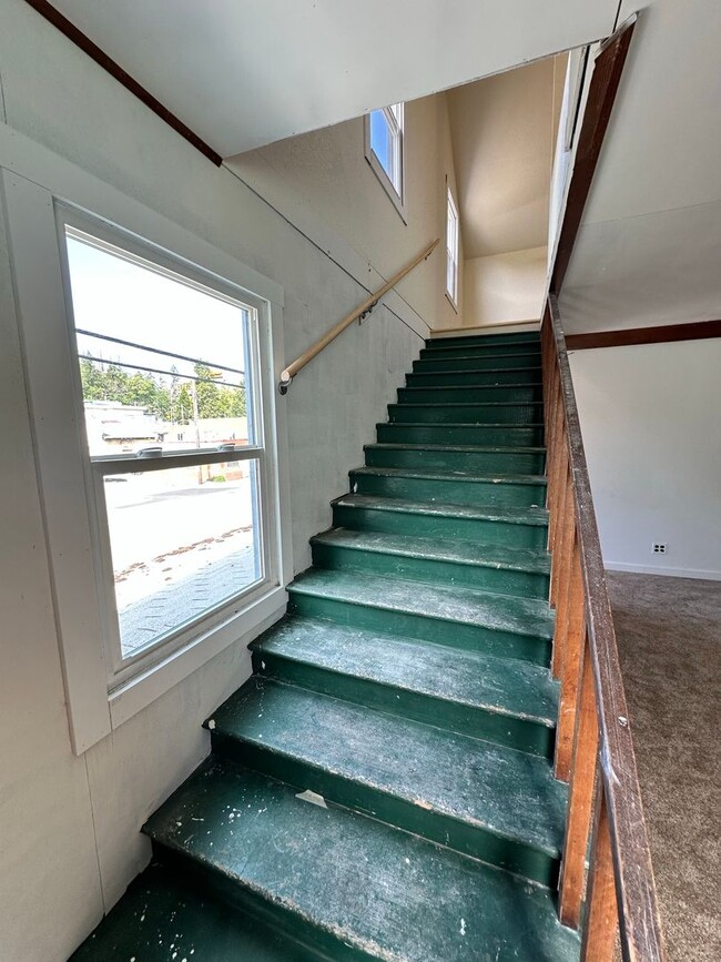 Building Photo - Large 4 Bedroom Apartment in Canyonville