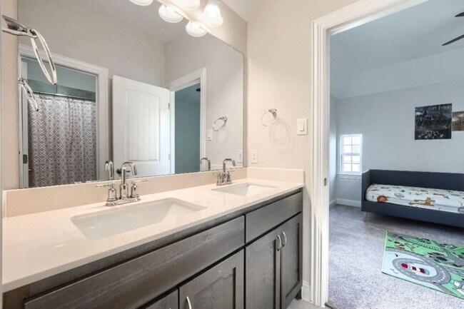 Building Photo - 16616 Sunnyland Dr