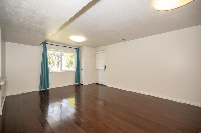 Building Photo - 857 Southfork Dr