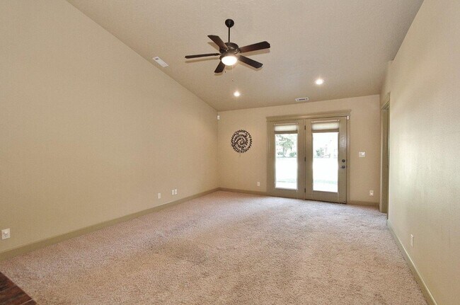 Building Photo - Immaculate Single-Level Townhouse