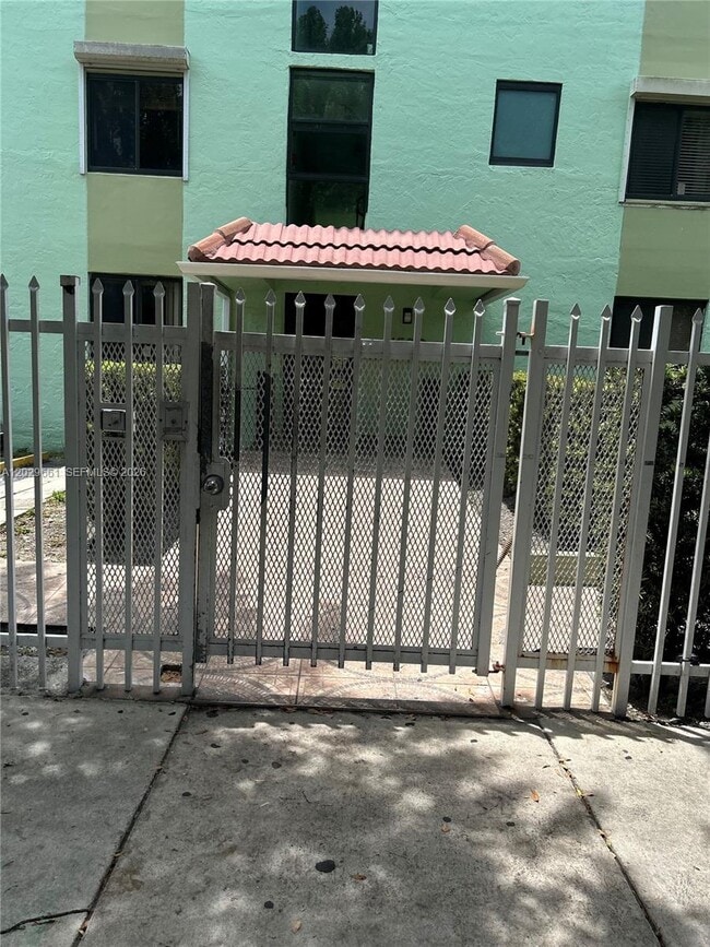Building Photo - 1530 SW 2nd St