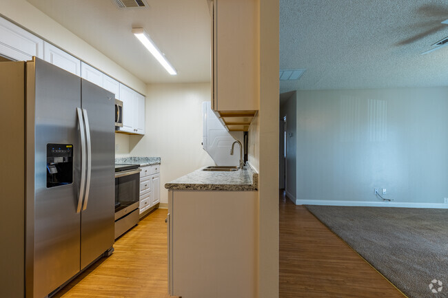 2 BR, 1 BA - 760 SF - Canyon Club Apartments