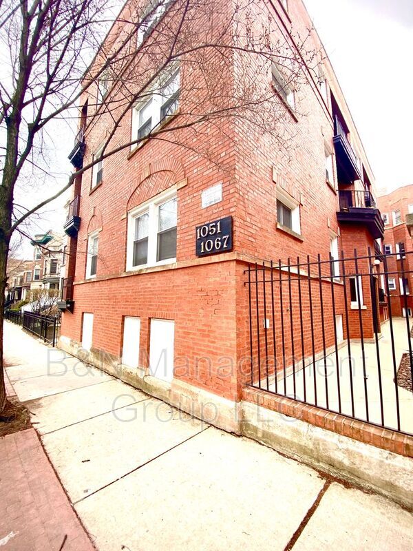 Building Photo - 1061 W Dakin St