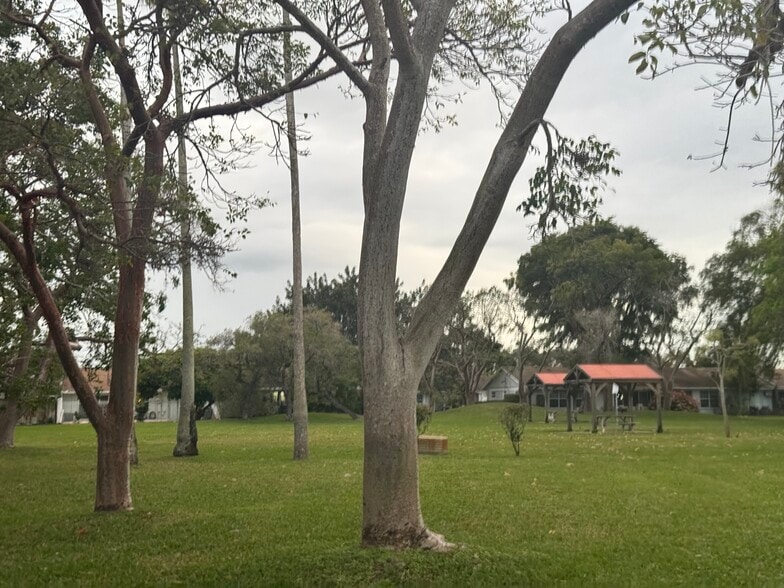 Building Photo - 5482 Lakewood Cir S