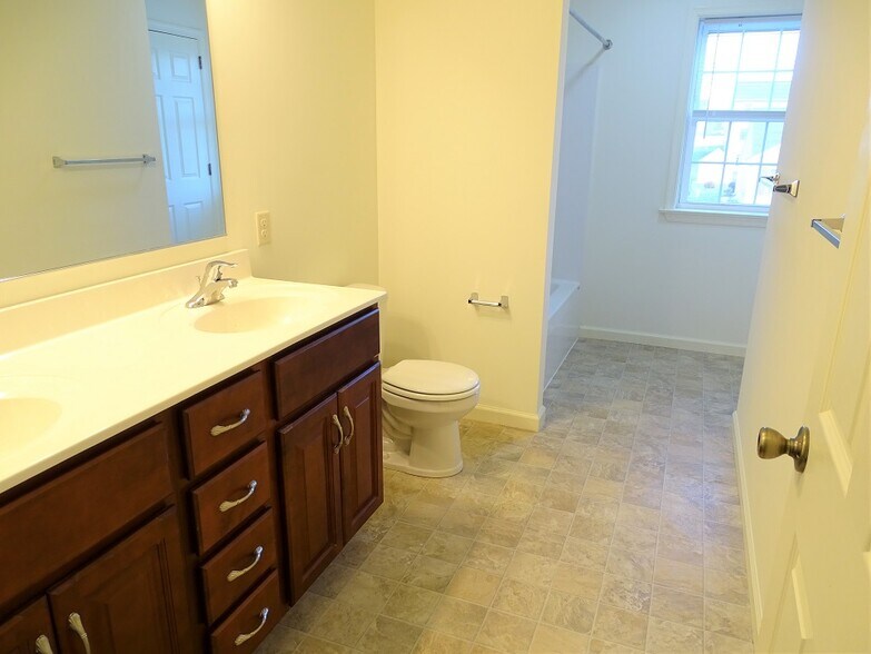 Building Photo - 322 Meadow View Dr