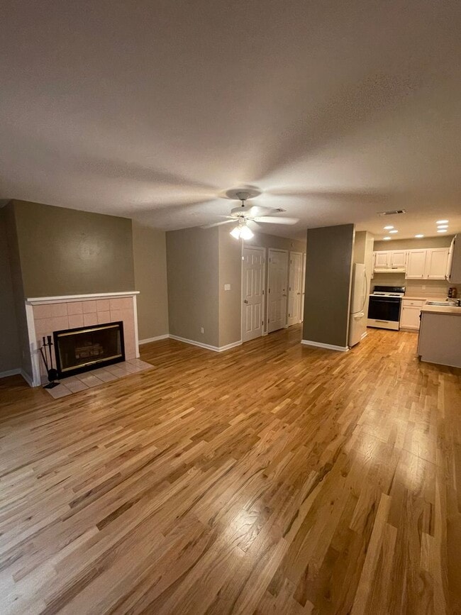 Building Photo - Huge 2/2.5 off Apalachee Parkway!