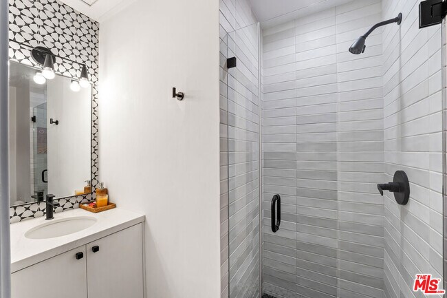 Building Photo - 502 N Sweetzer Ave