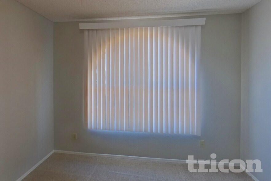 Building Photo - 601 E Palomino Dr