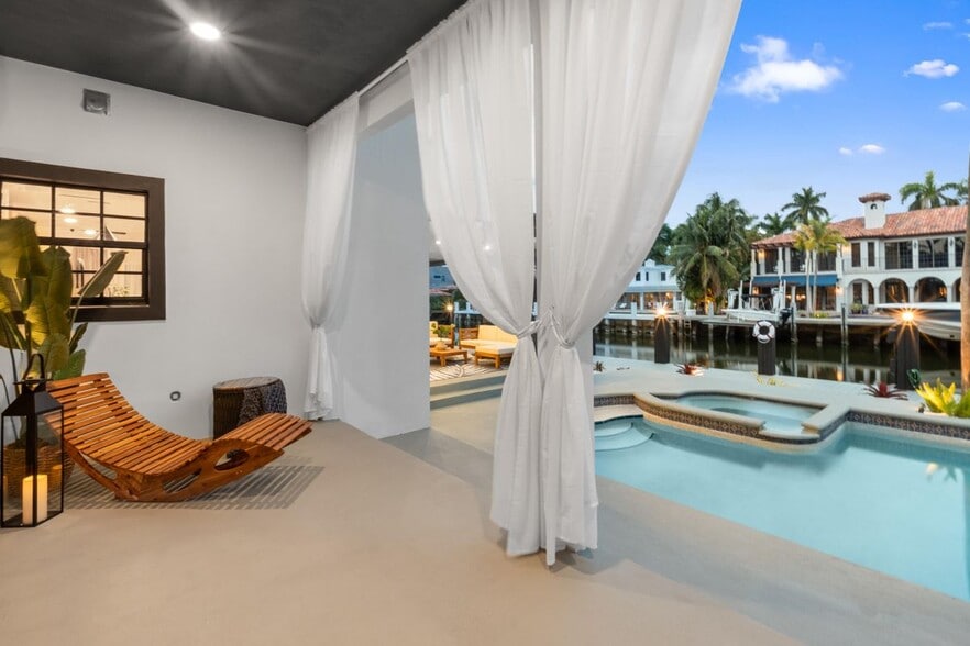 Building Photo - 516 Royal Plaza Dr