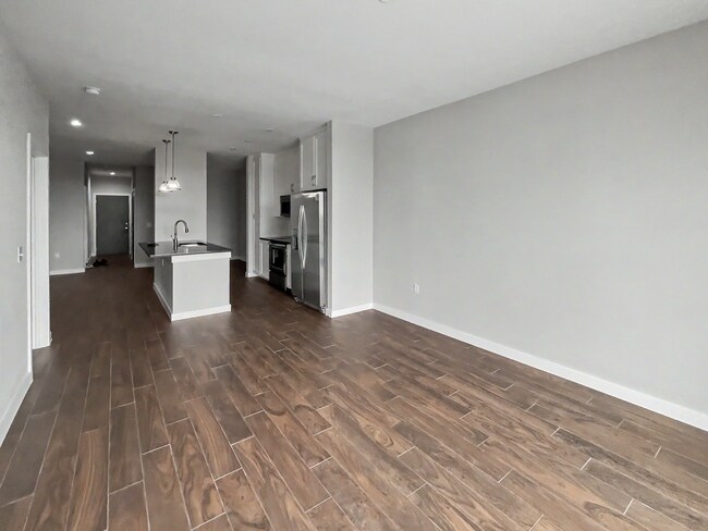 Building Photo - Sun Soaked Penthouse in Dallas