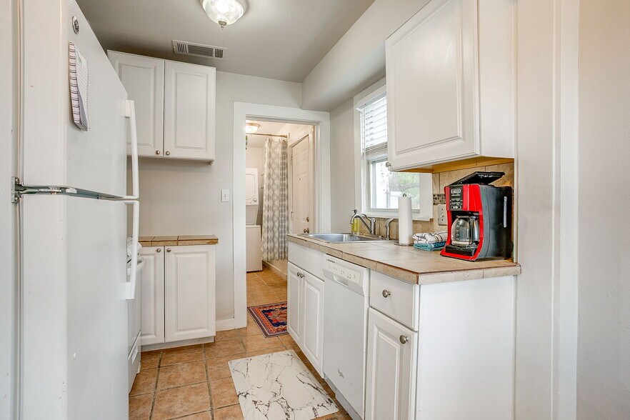 Building Photo - 1600 Belle Pl