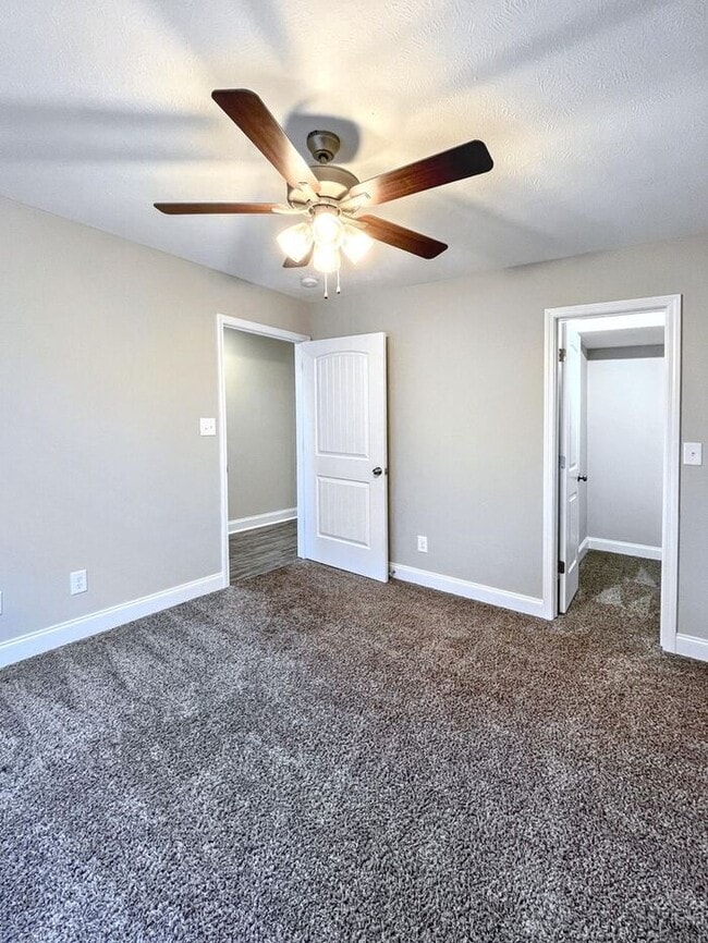 Building Photo - Charming 3-Bed, 3-Bath Townhouse Just Minu...