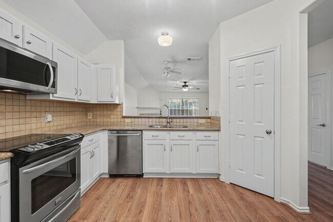 Building Photo - 15403 Court Green Trail