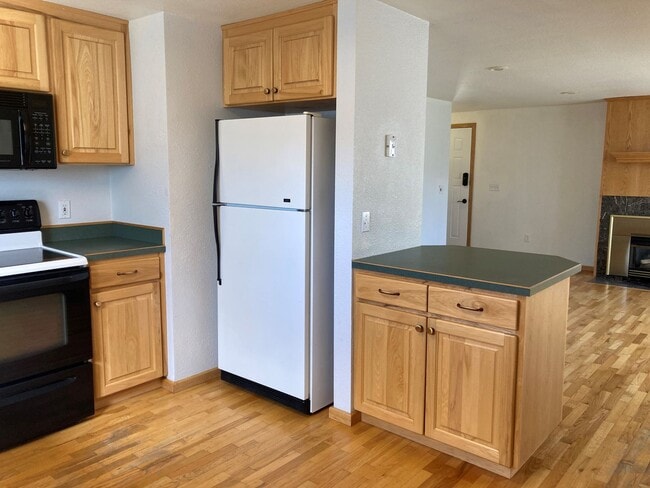 Building Photo - Spacious 4-Bedroom, 2-Bath Home with Daylight Basement, Large Yard & Two Fireplaces!.