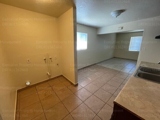 Building Photo - 2 bedroom 1 bathroom house.