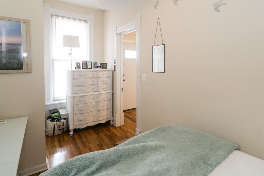 Building Photo - 2137 N Sheffield Ave