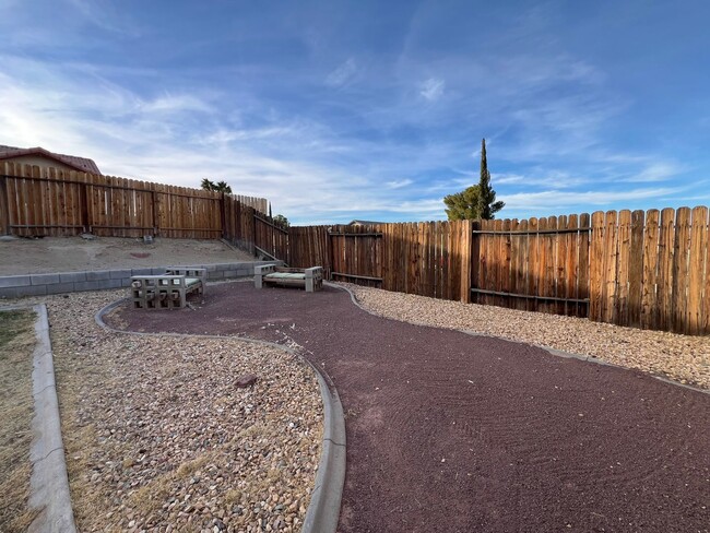 Building Photo - Beautiful 3 Bedroom 2 Bathroom House in Co...