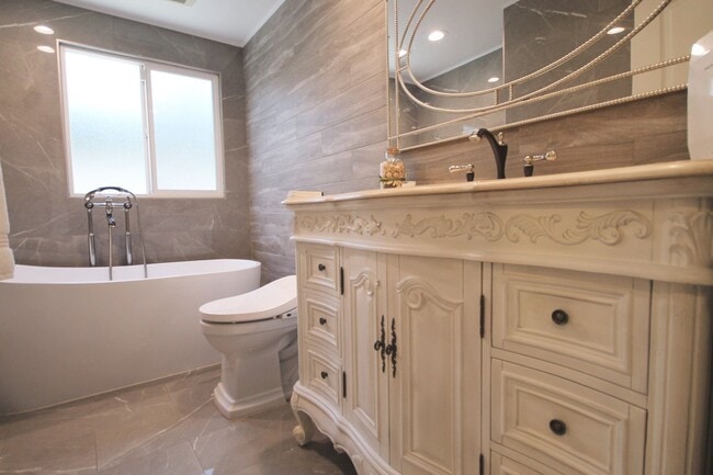 Building Photo - Mid-Century Modern Masterpiece!  South of the BLVD. Minutes to Westside, Mulholland, 405. Roscoma...