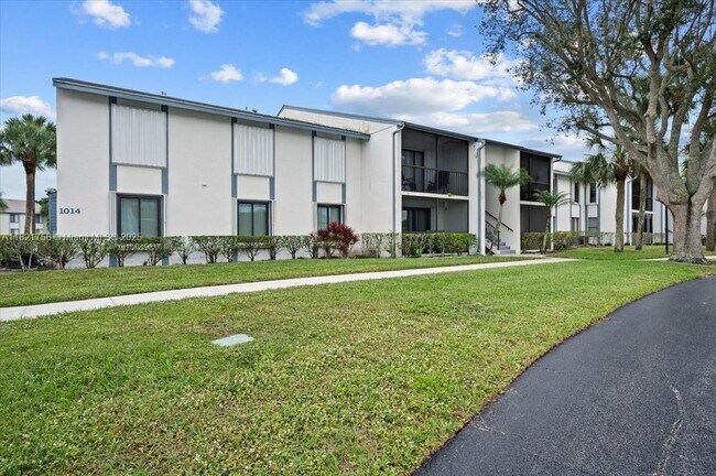 Building Photo - 1014 Green Pine Blvd