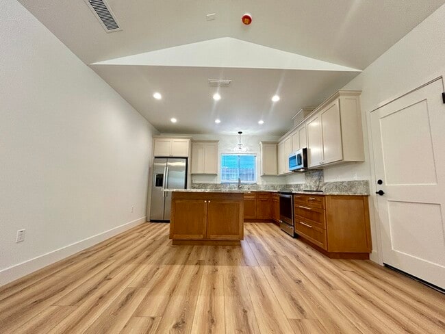 Building Photo - Beautiful 2bd/1ba 900 sq. ft. ADU in Roseville! Own private driveway! SOLAR!