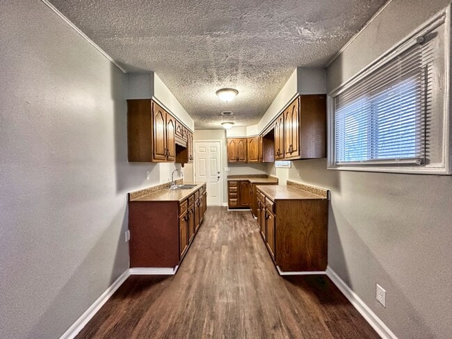 Building Photo - 3 bed 1 bath located on the East Side