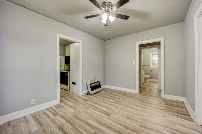 Building Photo - Freshly Updated 2 Bedroom House