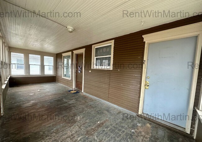 Building Photo - 820 W 2nd St