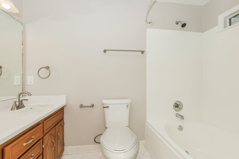 Building Photo - 208 Legend Ct