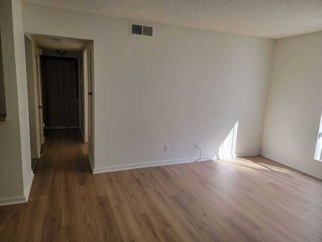 Building Photo - 1 BED/ 1 BATH CONDO