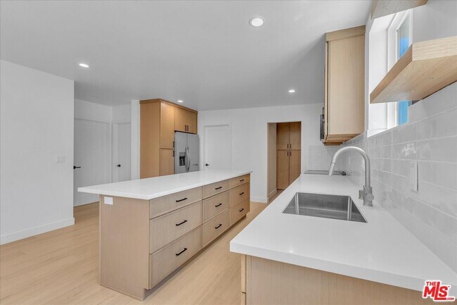Building Photo - 6913 Encino Ave