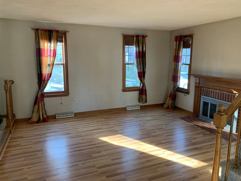 Living Room - 709 Wellman Ave