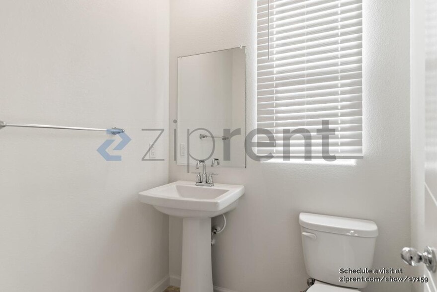 Building Photo - 25390 Parklane Dr