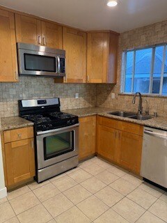 kitchen - 442 N Hollywood Way