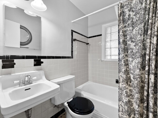 Building Photo - Classic Charm in Arlington