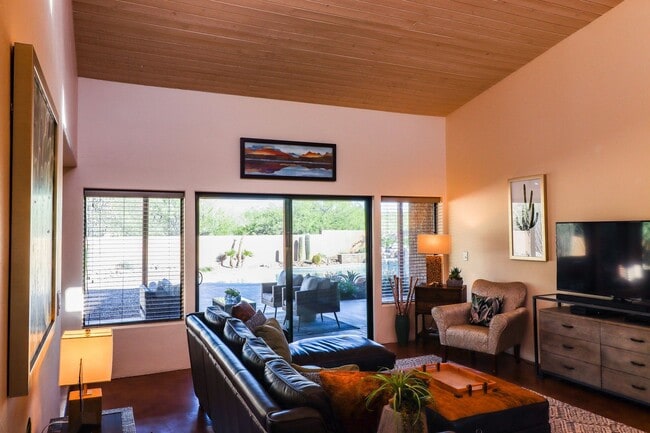 Building Photo - Contemporary Desert Beauty with Pool