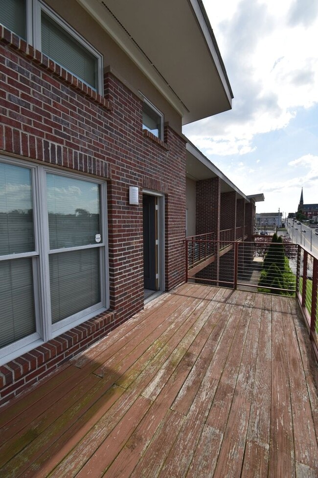 Building Photo - Large 2 Bedroom Condo For Rent Near Historic Downtown Clarksville!
