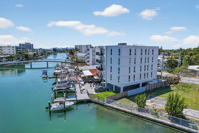 Building Photo - 8125 Crespi Blvd