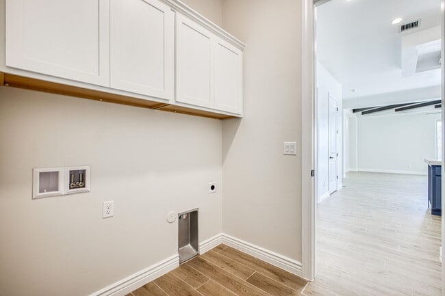 Building Photo - Beautiful East side House 4 bed-2.5 baths, part of The Overlook Casa Club that includes Swimming ...