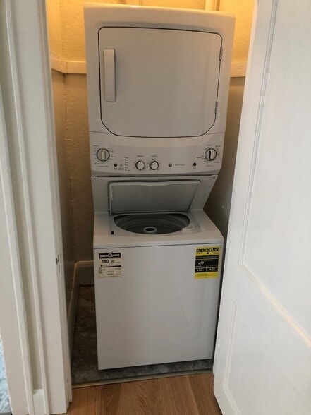 Building Photo - 694 6th St E