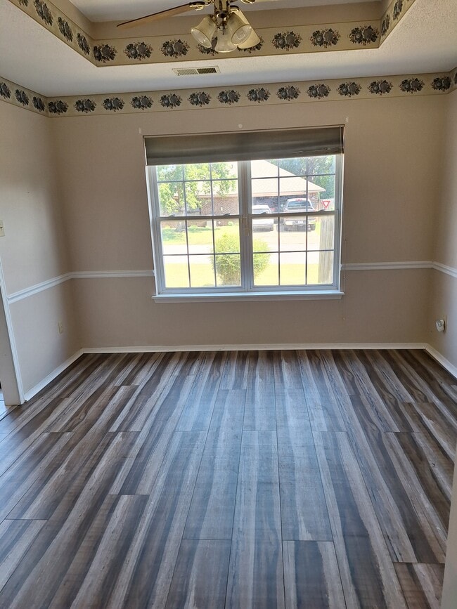 Building Photo - 8908 Rosewood Dr