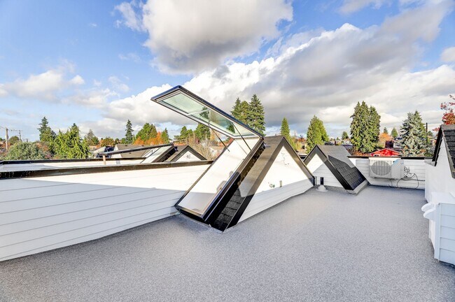 Building Photo - West Seattle Townhome w/ Rooftop Deck, Par...